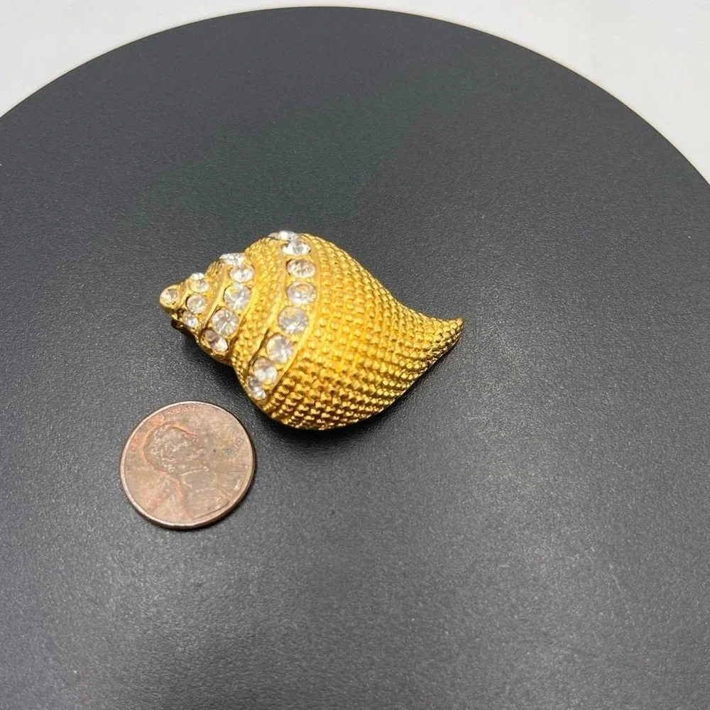 Kenneth Jay Lane KJL Conch Seashell Rhinestone Gold Tone Shell‎ Brooch Pendant